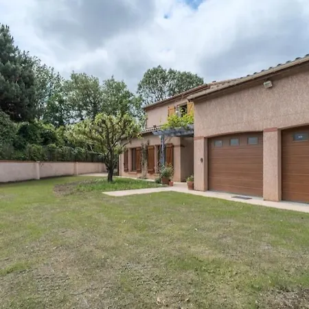 Villadujeudepaume Villa *